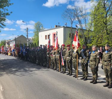 szpaler pocztów sztandarowych