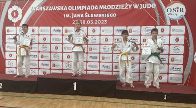 dzieci stoją na podium