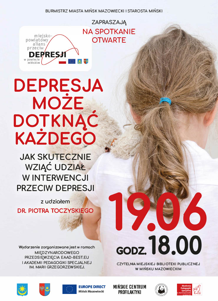 w tle plecy i długi kucyk dziewczynki trzymającej misia oraz informacje zawarte w artykule