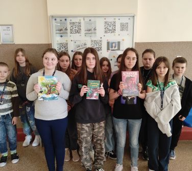 grupa dzieci pozuje do zdjęcia