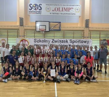 grupa osób pozuje do zdjęcia