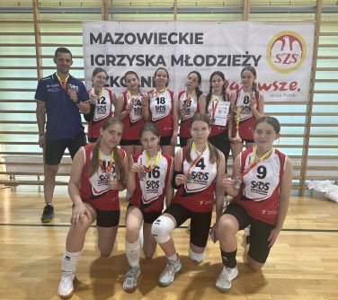 grupa osób pozuje do zdjęcia