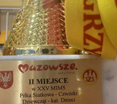 zdjęcie podstawy pucharu mazwosze serce polski, II miejskce w XXV MIMS piłka siatkowa-czwórki dziewcząt - kat. dzieci...