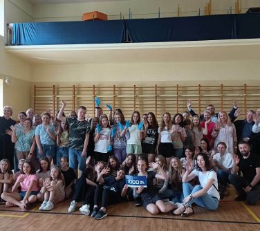 grupa osób pozuje do zdjęcia