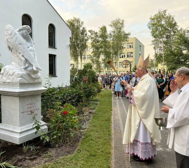 biskup święci pomnik dzieci nienarodzonych na zewnątrz kościoła, za biskupem tłum ludzi