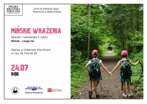 po prawej stronie dwójka dzieci trzyma się za ręce stojąc na ścieżce w lesie, na plecach maja plecaki jedna z nich trzyma w...