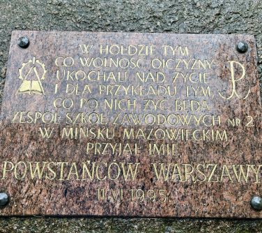 zdjęcie tablicy "W hołdzie tym co wolność Ojczyzny ukochali nad życie i dla przykładu tym co po nich żyć będą ZSZ nr 2 w...