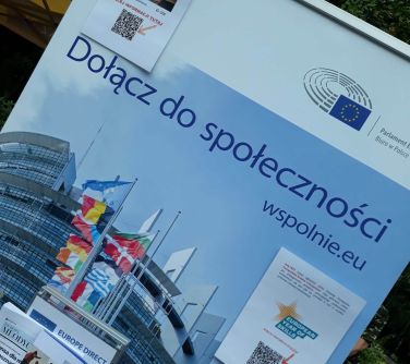 zdjęcie rollup'a z napisem "dołącz do spoleczności, wspolnie.eu"