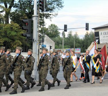 kompania honorowa oraz poczet sztandarowy miasta maszerują pod pomnik