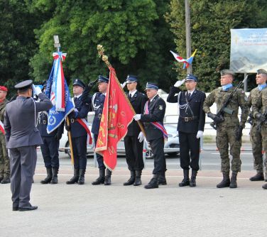 zastępca dowódcy garnizonu salutuje oraz przyjmuje meldunek od służb mundurowych
