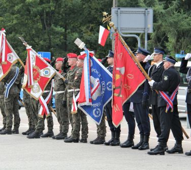 poczty sztandarowe jednostek mundurowych z pochylonymi sztandarami