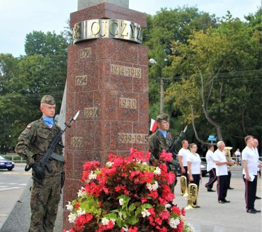 posterunek honorowy stoi pod pomikiem niepodległosci