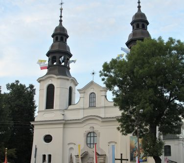widok na kompanie honorową oraz miński poczet sztanadowy w tle budynek kościoła