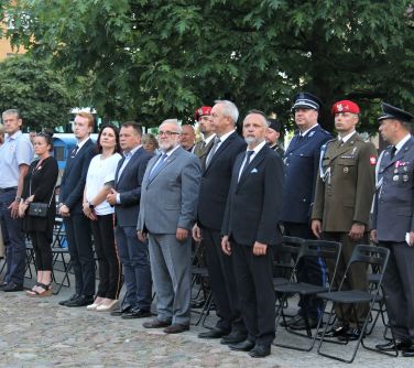 widok na zgromadzonych gosci, którzy wsłuchują się w grający utwór