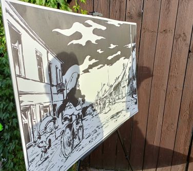 zdjęcie karykatury zawieszonej na stojaku w tle płot i krzew