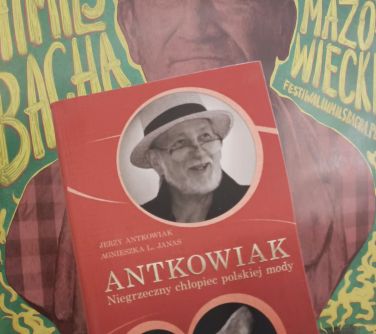 zdjecie książki Jerzy Antkowiak, Agnieszka L. Janas, Antkowiak. Niegrzeczny chłopiec polskiej mody, w tle posąg mężczyzny