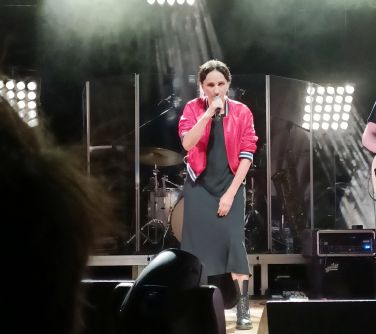 kobieta śpiewa na scenie