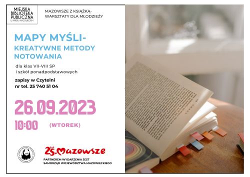 po prawej stronie otwarta książka leży na stole, pomiędzy stronami przyklejone postit zaznaczone strony, po lewej stronie...