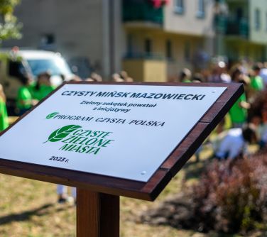 tabliczka z napisem czysty Mińsk Mazowiecki Zielony zakątek powstał z inicjatywy Program Czysta Polska, Czyste Zielone...