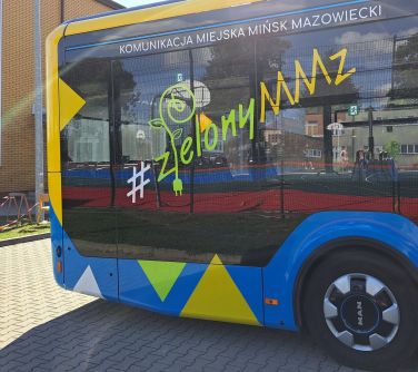 zdjecie tyłu zeroemisyjnego autobusu z napisem #zielony mmz