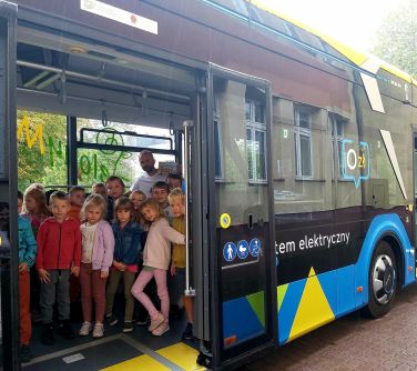 dzieci pozują do zdjecia w zeroemisyjnym autobusie