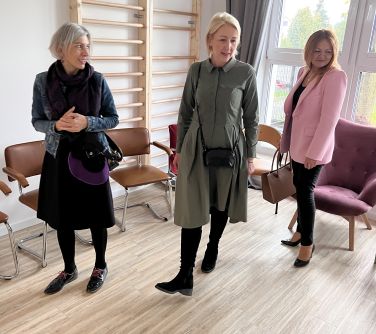 trzy kobiety oglądają salę, za nimi krzesła i drabinki