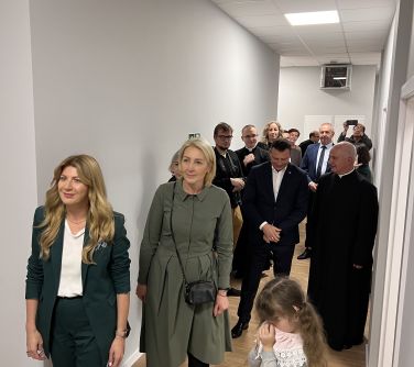 osoby przechodzą korytarzem