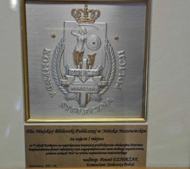Tabliczka z herbem Komendy Stołecznej Policji
