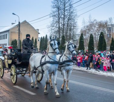 Na dworze, dzień, zima. Karete ciągną konie. Jadą po ulicy