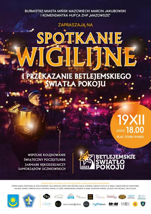Noc. Mężczyzna w czapce niesie zapalony lampion