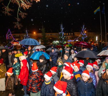 Na dworze, wieczór. Na placu stoją zgromadzone osoby