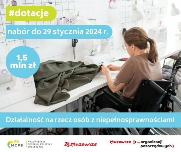 Kobieta na wózku inwalidzkim w koszulce z krótkim rękawem i włosami spiętymi w kucyk siedzi przy stole. Szyje na maszynie.