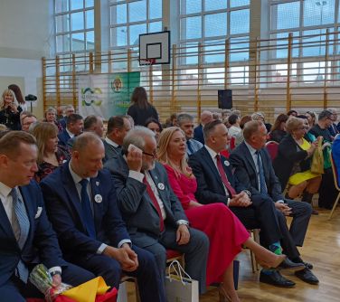 Hala sportowa. Na krzesłach siedza zaproszeni goście