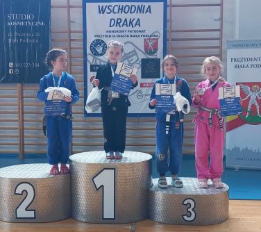 Hala sportowa. Na podium cztery dziewczynki. W dłoniach trzymają dyplomy.