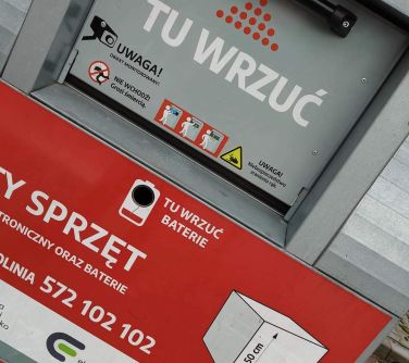 Na dworze. Pojemnik do wrzucania elektroodpadów