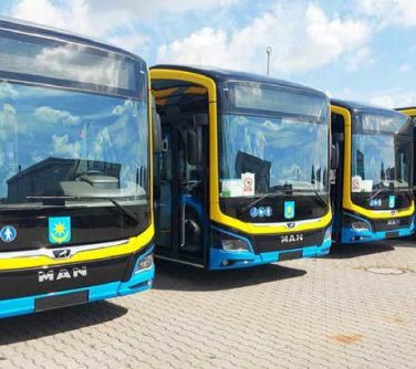 Na dworze. Cztery stojące obok sieie autobusy czarno-niebiesko-żółte