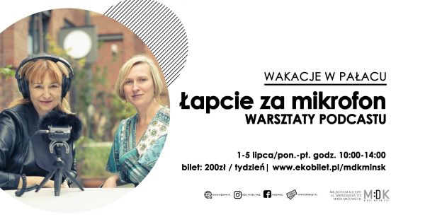 Po lewej w kole siedzą dwie uśmiechnięte kobiety. Jedna w słuchawkach przed nimi na mini stojaku mikrofon. Po prawej...