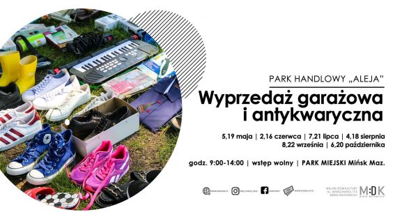 Po lewej w kole buty kolorowe, keyboard, kalosze ustawione na trawie. Po prawej na białym tle informacje