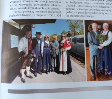 Fragment strony czasopisma. Na górze tekst, na dole dwa zdjęcia osób w regionalnych strojach z mężczyzną w garniturze.