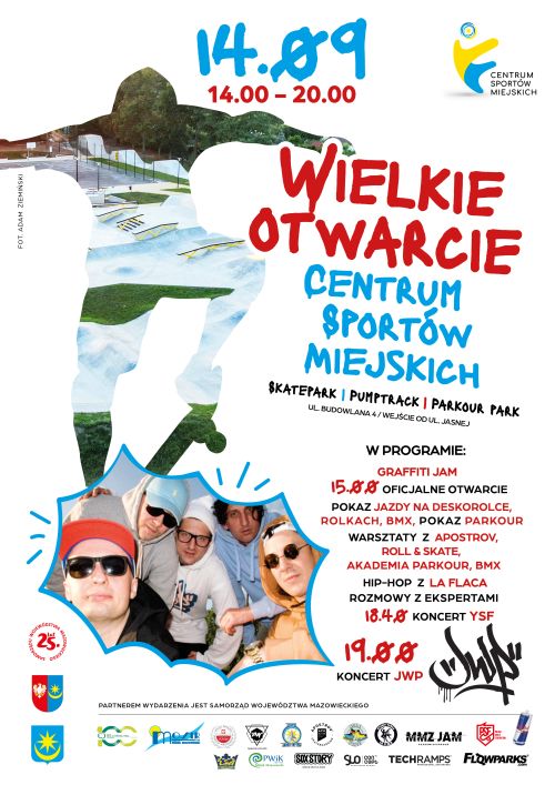 Na białym tle kolorowe informacje. Po lewej zarys osoby skaczącej na deskorolce. Poniżej zdjęcie piątki mężczyzn