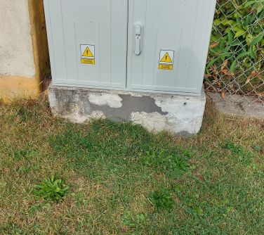 Zdjęcie skrzynki elektrycznej zamkniętej. Trawnik