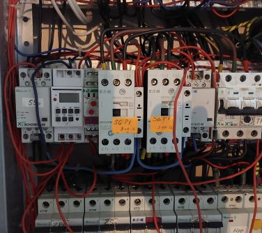 Zdjęcie wnętrza skrzynki elektrycznej