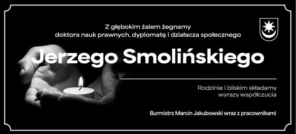 Na czarnym tle treść kondolencji. Po lewej na dłoniach zapalona świeczka