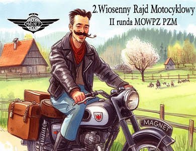 Uśmiechnięty mężczyzna z wąsami jedzie motorem. W tle pole z płotkami, zwierzętami, drzewami i domem.