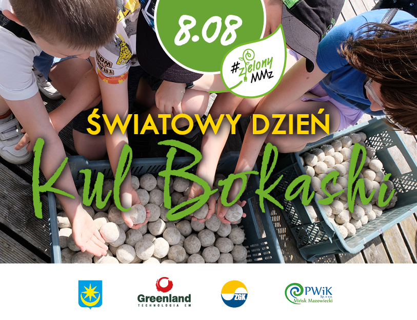 W dwóch plastikowych skrzyniach kule. Dzieci biorą kule do ręki. Zielony i żółty tekst