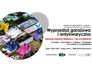  Po lewej w kole kolorowe buty, keyboard, kalosze i inne rzeczy ułożone na trawie. Po prawej na białym tle informacje