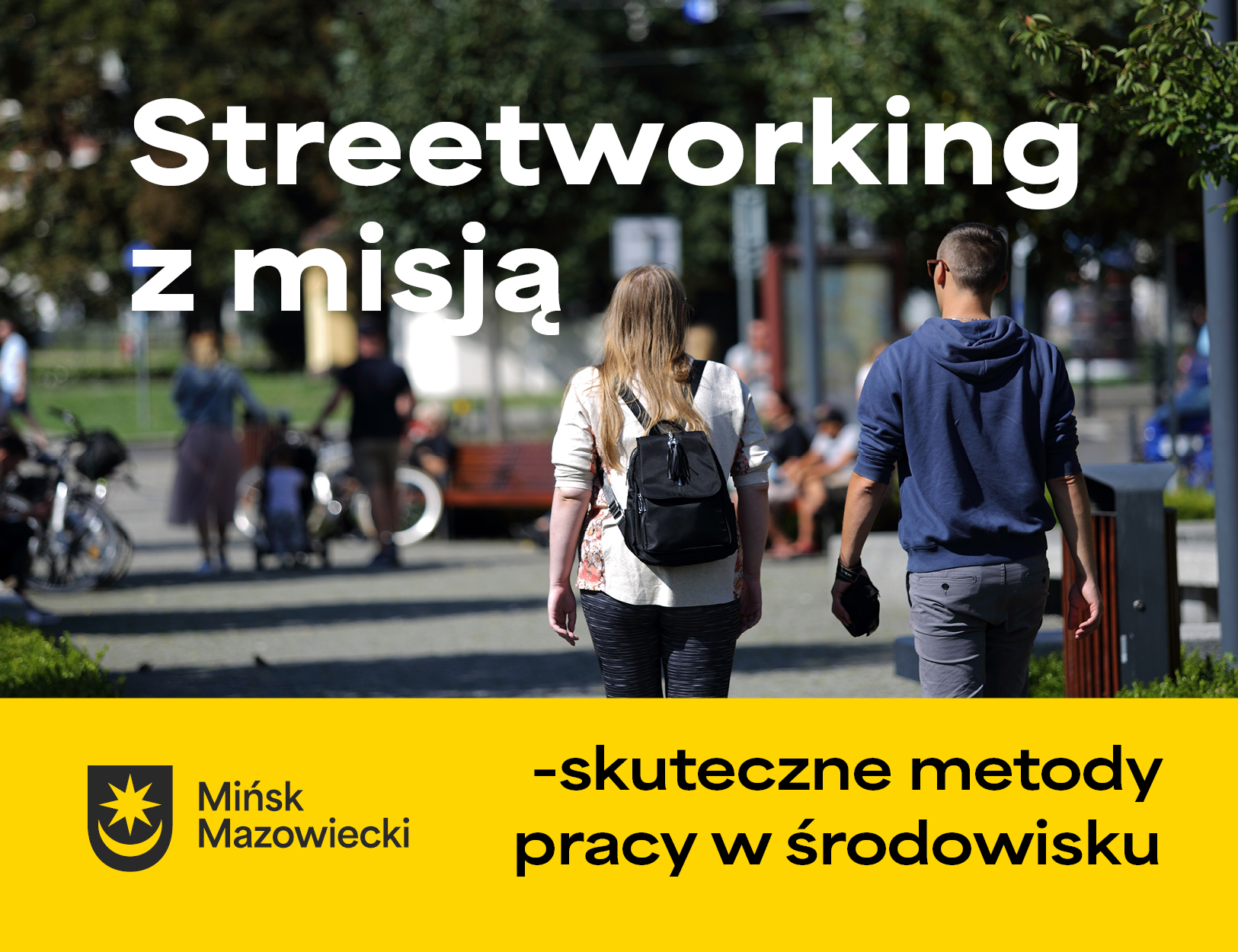 Na górze zdjęcie za dnia. Kobieta i mężczyzna tyłem idą alejką. Kobieta na plecach ma czarny plecak. Na dole na żółtym informacje