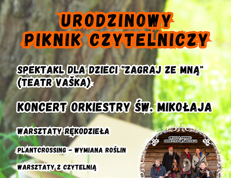 kolorowe napisy na tle trawy. Na trawie książki oparte o drzewo.