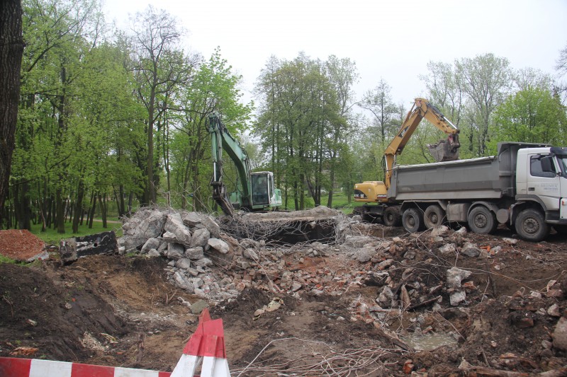 Nasadzenia w parku i rozbiórka oczyszczalni