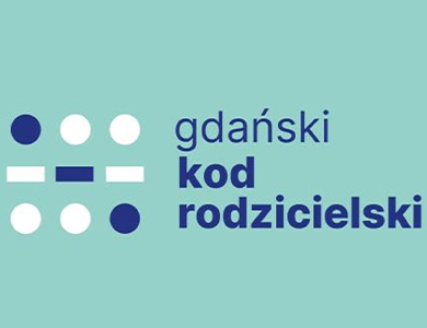 Na jasno-niebieskim tle kropki i kreski białe i granatowe i granatowy napis gdański kod rodzicielski